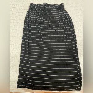 Old Navy Black and White Midi Pregnancy skirt